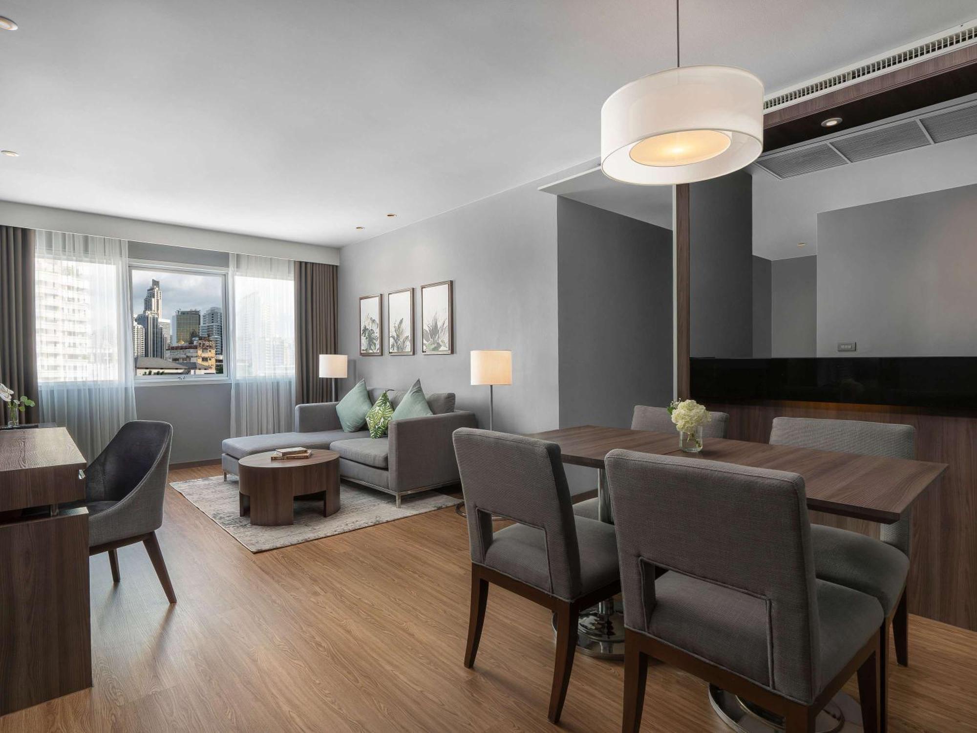 Novotel Living Sukhumvit Legacy מלון